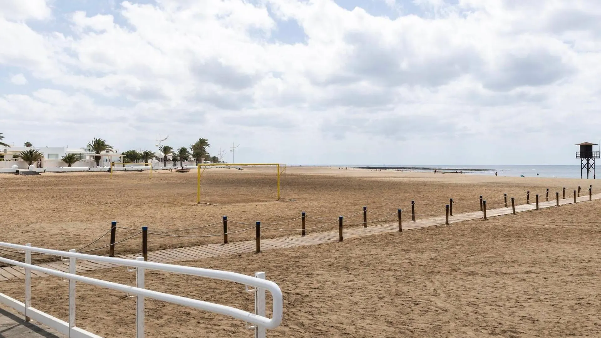 Habitaciones Privadas Cerca De La Playa Y Aeropuerto En Casa Compartida Con Otros Huespedes Playa Honda  Playa Honda (Lanzarote)